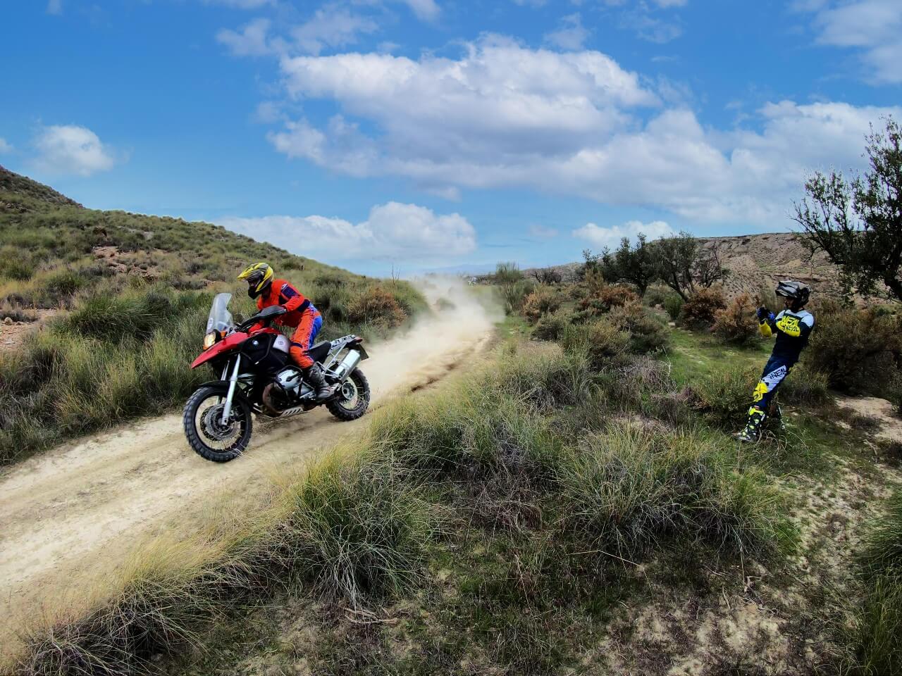 Reiseenduro in einer Kurve auf losem Untergrund