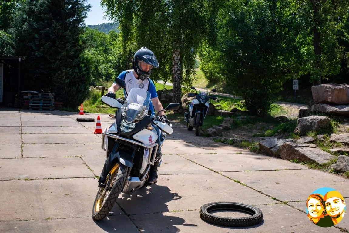Reiseenduro-Fahrer auf dem Übungsplatz in Heringen