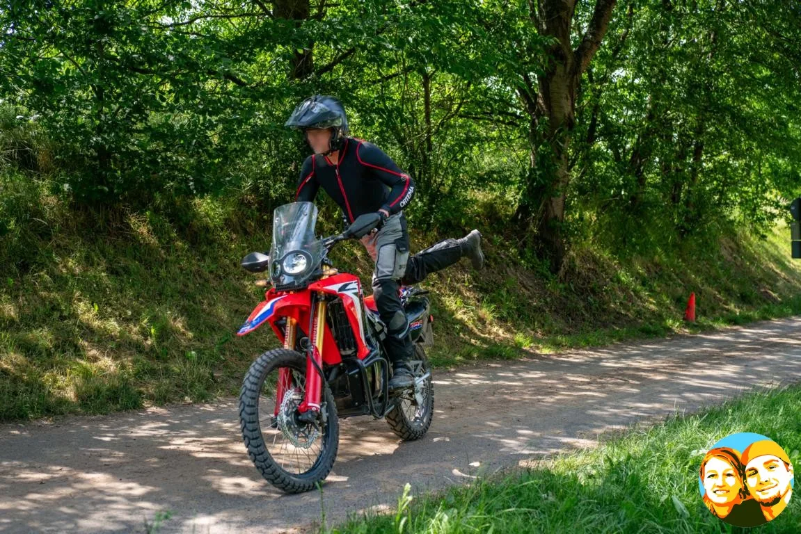 Rote Honda CRF250L auf einem Schotterweg