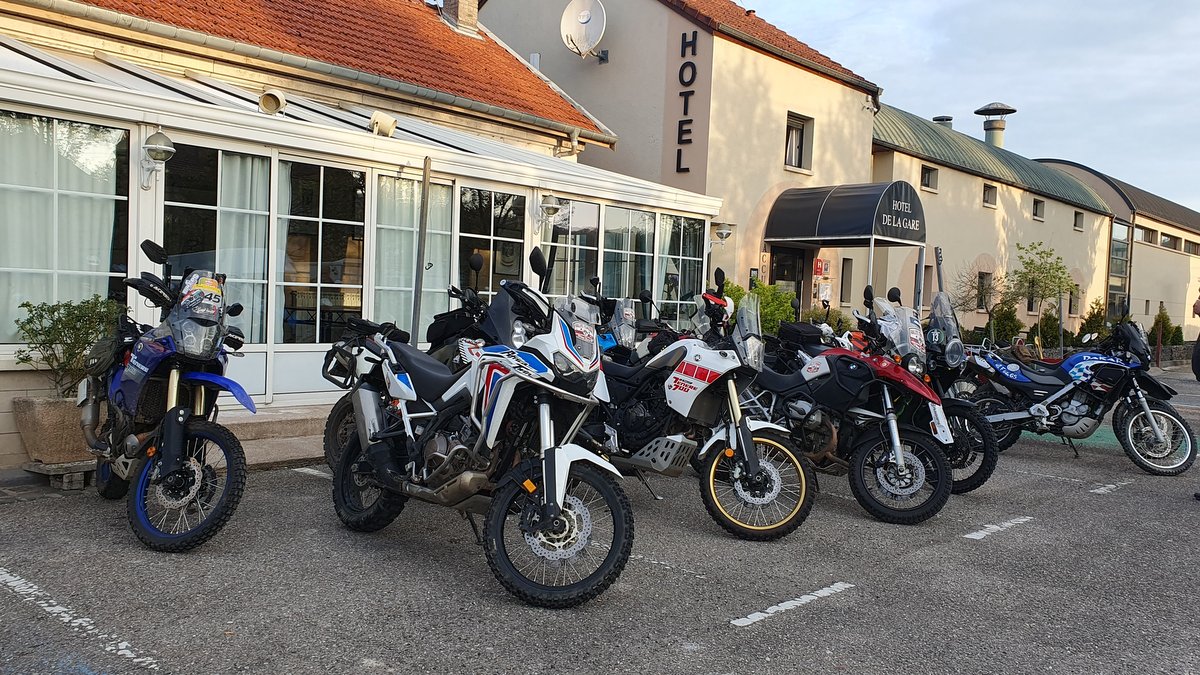 Adventure-Bikes vor dem Tour-Hotel am Morgen